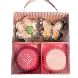 Rae Dunn Mom / Love Cupcake & Metal Cookie Cutter Set
